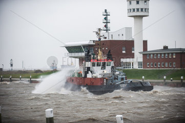 Brunsbuettel  Deutschland  Lotsenversetzboot laeuft bei Sturm in die Elbe aus