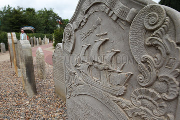 Nebel  Deutschland  Grabsteine auf dem Friedhof der St.-Clemens-Kirche auf Amrum