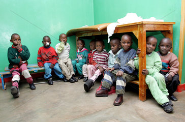 Kenia  eine Gruppe von Kindern sitzt in einem Raum