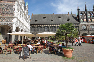 Luebeck  Deutschland  Strassencafe auf dem Marktplatz vor dem Luebecker Rathaus