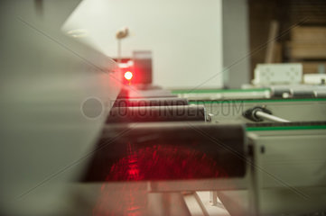 Kremperheide  Deutschland  Laser-Lichtschranke in einem Metall verabeitenden Betrieb