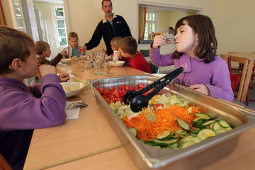 Flensburg  Deutschland  Mittagessen fuer Schulkinder an der Unesco-Schule