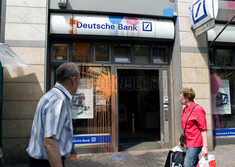 Berlin  Deutschland  Farbbeutelanschlag auf Deutsche Bank