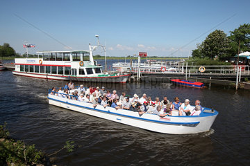 Friedrichstadt  Deutschland  Ausflugsboot auf der Treene