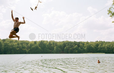 Jugendlicher beim Sprung in den Liepnitzsee bei Berlin