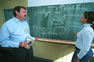 Lehrer und Schuelerin beim Lateinunterricht  Berlin