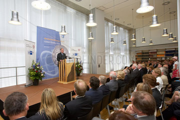 Peer Steinbrueck bei der Vergabe des Weltwirtschaftspreises