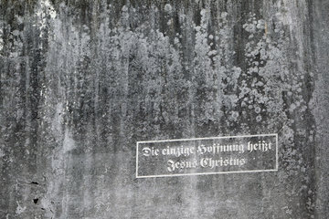 Flensburg  Deutschland  alter Schriftzug an der Fassade eines Wohngebaeudes: Die einzige Hoffnung heisst Jesus Christus