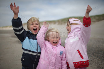 Hvide Sande  Daenemark  Kinder lachen am Strand