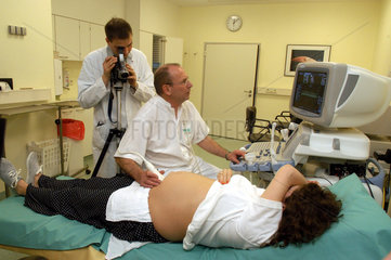 Schwangere beim Ultraschall mit Online-Uebertragung