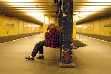 Berlin  Obdachloser in U-Bahnhof
