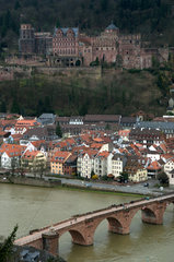 Heidelberg  Deutschland  alte Neckarbruecke mit dem Heidelberger Schloss