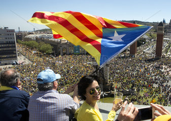 Barcelona  Spanien - Mehr als eine halbe Million Menschen bei einer friedlichen Demonstration fuer die Unabhaengigkeit Kataloniens