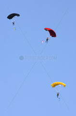 Rostock  Deutschland  Paraglider mit Fallschirmen in den deutschen Nationalfarben