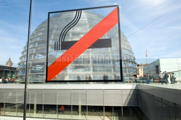 Berlin  Symbol  Rauchverbot auf der Terrasse des Reichstages