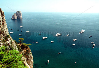 Capri  Blick auf die Faraglioni-Klippen