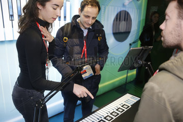 Barcelona  Spanien - Unterhaltungselektronik beim Mobile World Congress MWC in Barcelona