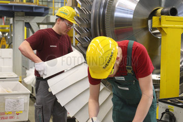 Berlin  Deutschland  Siemens Mitarbeiter montieren Schaufeln an einer Gasturbine