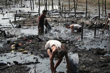 Bangladesch  Feuer zerstoert Slums