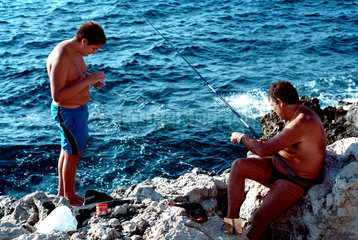 Sorrento  Menschen angeln an der Amalfikueste