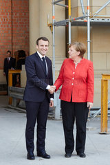 Berlin  Deutschland - Bundeskanzlerin Angela Merkel und der Staatspraesident von Frankreich Emmanuel Macron an der Baustelle des Humboldt Forum.