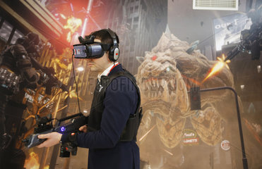 Barcelona  Spanien - Mann probiert ein Computerspiel in der Virtuelle Realitaet auf dem Mobile World Congress MWC in Barcelona
