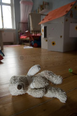 Berlin  Deutschland  ein Teddy mit verletztem Arm liegt auf dem Boden