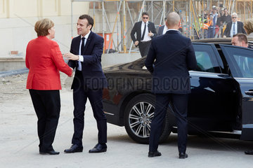 Berlin  Deutschland - Bundeskanzlerin Angela Merkel begruesst den Staatspraesidenten von Frankreich Emmanuel Macron an der Baustelle des Humboldt Forum.