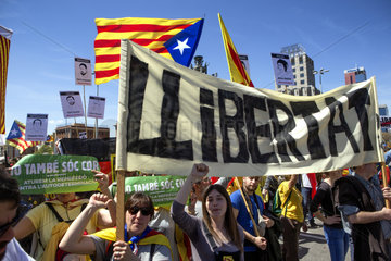 Barcelona  Spanien - Mehr als eine halbe Million Menschen bei einer friedlichen Demonstration fuer die Unabhaengigkeit Kataloniens