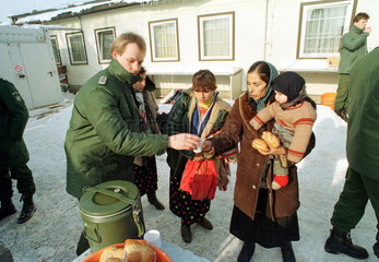 Rumaenische Frauen und Kinder mit Nahrung versorgt  Zittau  Deutschland