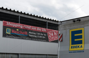 Berlin  Deutschland  Werbeplakat von Reichelt mit dem Hinweis: Shopping rund um die Uhr