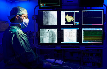 Berlin  Kardiologe vor Monitoren einer hochmoderne kardiologischen Ambulanz