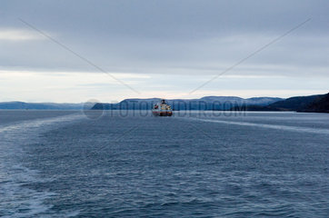 Ein Schiff der Hurtigrutenlinie im Tanafjord (Norwegen)