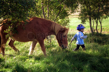 Varmahlid  ein Kind mit einem Island-Pferd