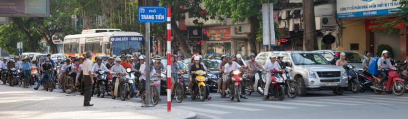 Hanoi  Vietnam  Motorradfahrer und Autos stehen an einer Haltelinie
