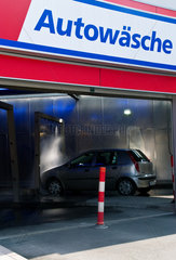 Berlin  Deutschland  ein Auto faehrt in die Autowaschanlage