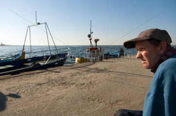 Kussfeld  Polen  kaschubischer Fischer im Hafen