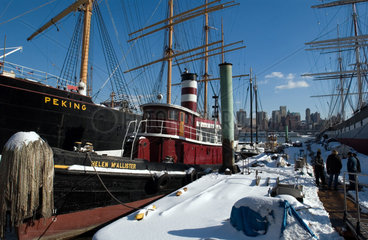 Der New Yorker Museumshafen South Street Seaport im Winter
