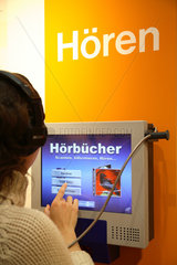 Leipziger Buchmesse 2007: Junge Frau testet Hoerbuch