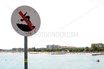 Kuehlungsborn  Schild Sprung ins Wasser verboten