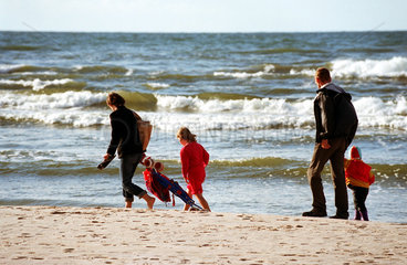 Familie bei einem Spaziergang am Ostseestrand in Leba  Polen