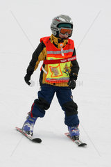 Tirol  ein Kind lernt Skifahren
