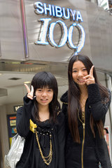 Tokio  Japan  zwei junge Japanerinnen