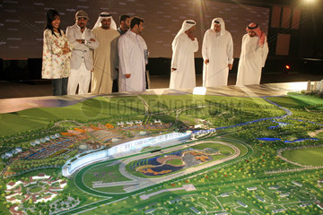 Dubai  Einheimische schauen sich ein Modell der neuen Rennbahn Meydan an