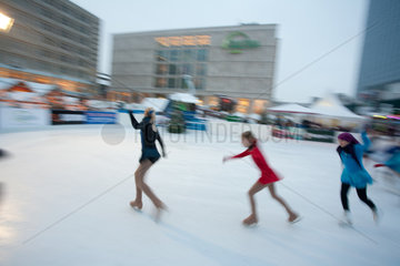 Berlin  Deutschland  Maedchen beim Eislaufen auf dem Alexanderplatz