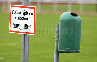 Berlin  Deutschland  Schild Fussballspielen verboten und Abfalleimer