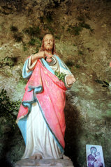 Jesusstatue in einer Hoehle in der Ardeche  Frankreich
