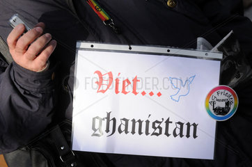 Berlin  Deutschland  Friedensdemo gegen den Krieg in Afghanistan