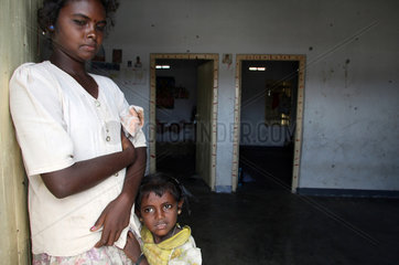 Vakarai  Sri Lanka  Mutter mit ihrem Kind