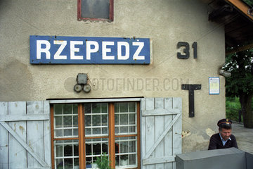 PKP-Bahnhof im Dorf Rzepedz in Sued-Ostpolen